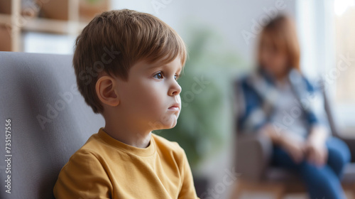 Mãe e filho olhando um para o outro enquanto estão sentados em casa, concentram-se no menino