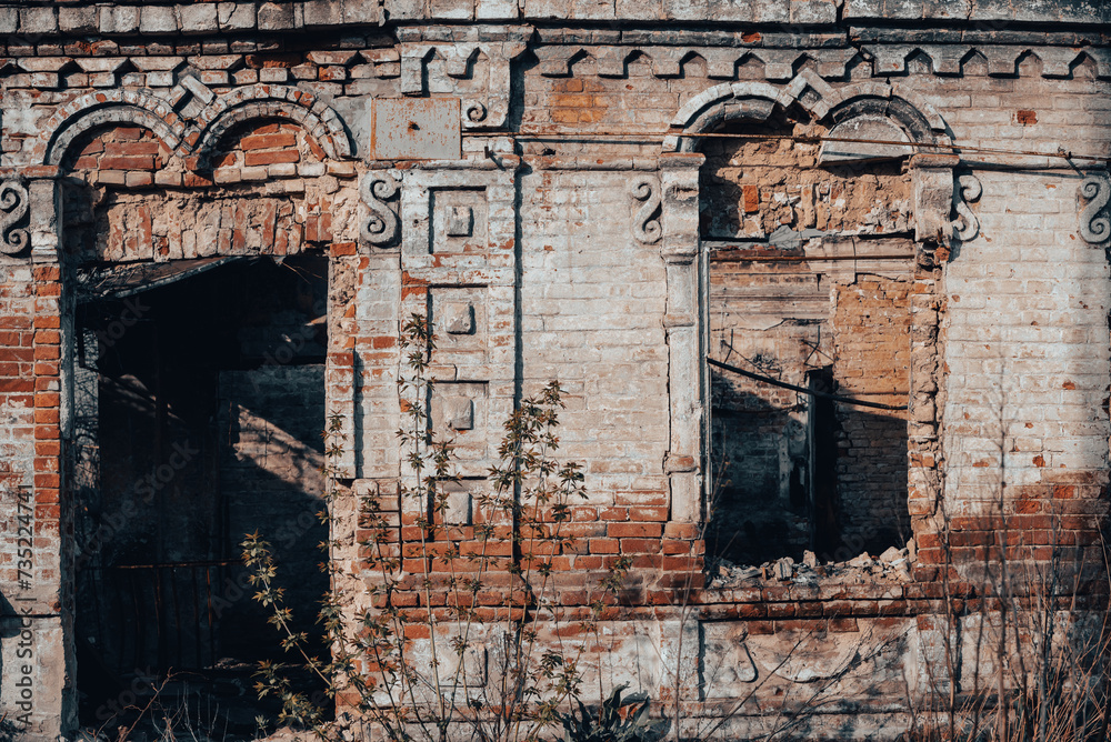 Obraz premium empty windows of a damaged house in Ukraine