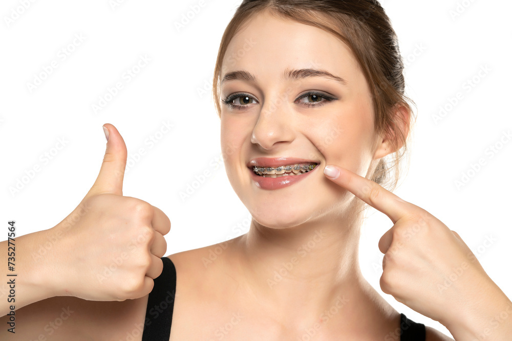Cheerful happy young woman with blonde hair gesturing thumb up w