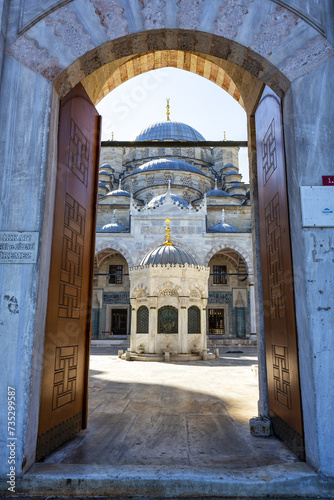 Photography Beautiful view of the Yeni Cami Mosque in Istanbul