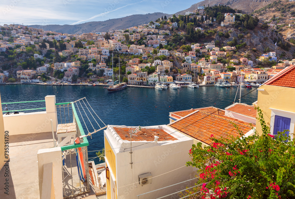 Φωτογραφία Multi-colored facades of houses in the Greek village Symi on a sunny day