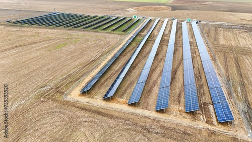 Ferma paneli słonecznych na polu, ekologia, zanieczyszczenie środowiska, ochrona środowiska, zielona energia, widok z drona. photo