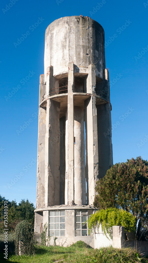 Torre y deposito de agua en zona rural