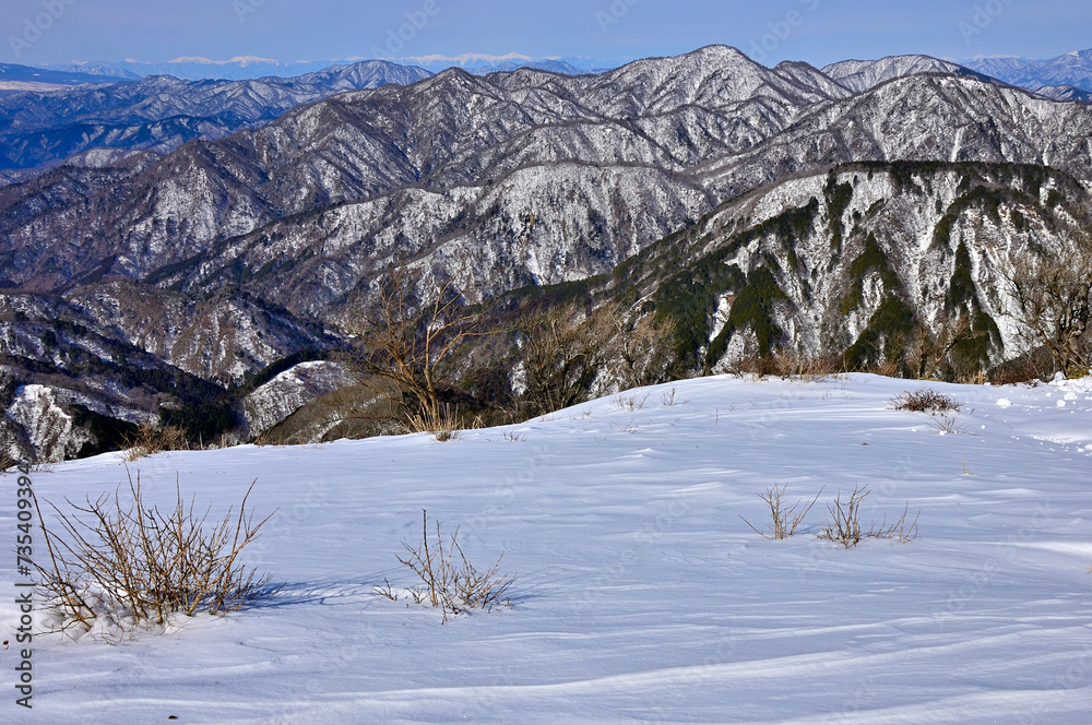 厳冬の丹沢山地　雪の塔ノ岳山頂より望む道志山塊と西丹沢と南アルプス
