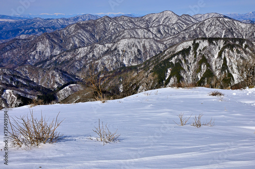 厳冬の丹沢山地 雪の塔ノ岳山頂より望む道志山塊と西丹沢と南アルプス 