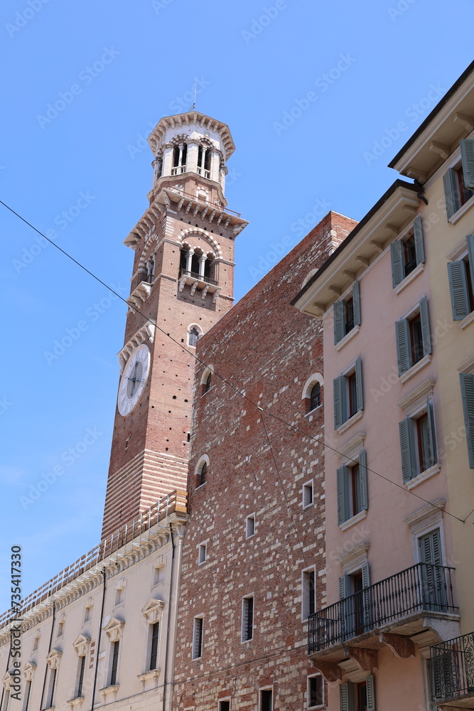 Blick in die Historische Altstadt von Verona in Italien	