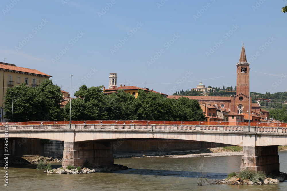 Fototapeta premium Blick in die Historische Altstadt von Verona in Italien 