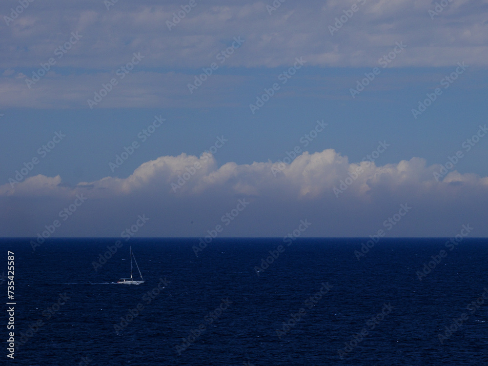 Imagen nautica con velero navegando por el Mediterráneo en la costa norte de Menorca