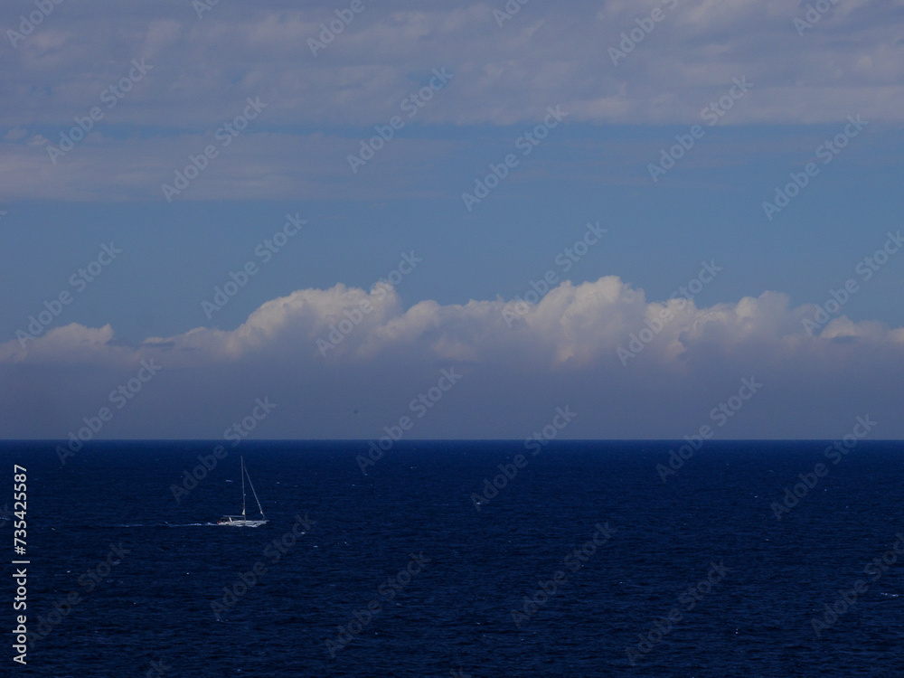 Imagen nautica con velero navegando por el Mediterráneo en la costa norte de Menorca Imagen nautica con velero navegando por el Mediterráneo en la costa norte de Menorca