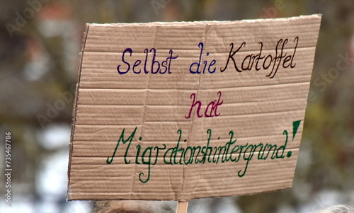 Pappschild auf einer Demo: 