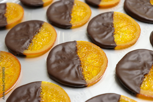 整列したチョコレートをかけたオレンジのスライス