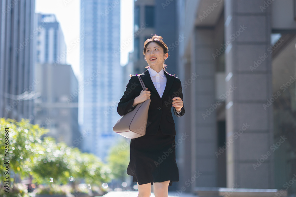 スーツを着て走る女性 スーツを着て走る女性