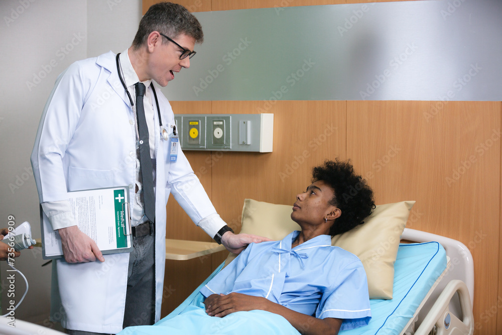 Obraz premium Professional male doctor in white medical uniform talk discuss results or symptoms with female patient, man GP or physician consult client give recommendation at meeting in hospital, health insurance