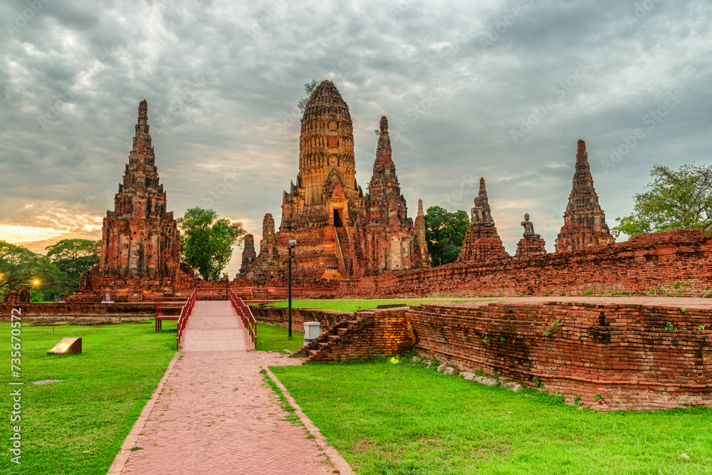 Fototapeta premium Sunset view of Wat Chaiwatthanaram in Ayutthaya, Thailand