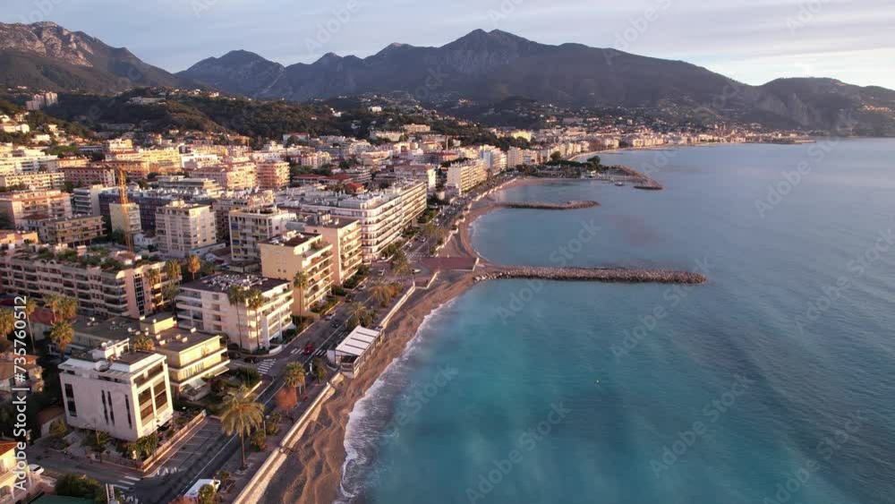 matin ensoleillé et coloré sur le rivage - Roquebrune cap martin - France