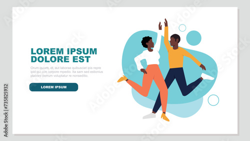 Ein Mann und eine Frau springen auf, um ihren Erfolg zu feiern. Dabei geben sie sich die Hand.