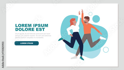 Ein Mann und eine Frau springen auf, um ihren Erfolg zu feiern. Dabei geben sie sich die Hand.