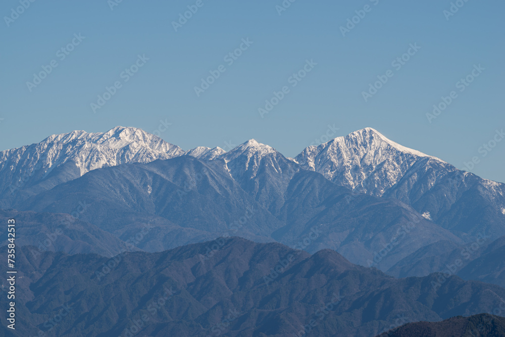 冠雪した南アルプスの峰々