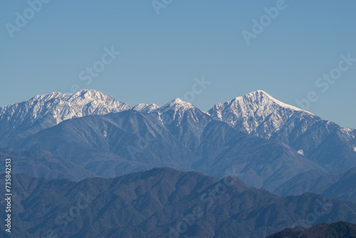 冠雪した南アルプスの峰々