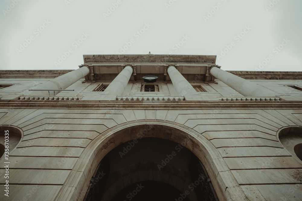 Obraz premium Plano detallado de vista de ángulo bajo del Ayuntamiento de Barcelona.