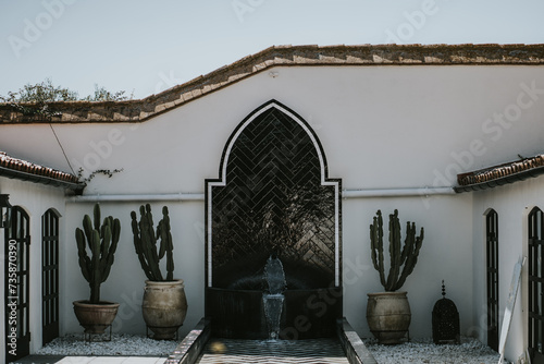 Fuente en el patio exterior de Gran Villa Rosa. Arquitectura de estilo   rabe.