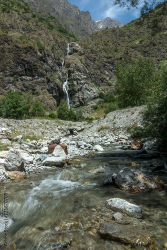 Cascade du Casset à la Chapelle en Valgaudemar en été  , Parc national des Ecrins , Hautes Alpes , France photo
