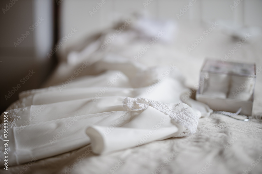 białe ubranie na chrzest święty dla dziewczynki  - obrazy, fototapety, plakaty 