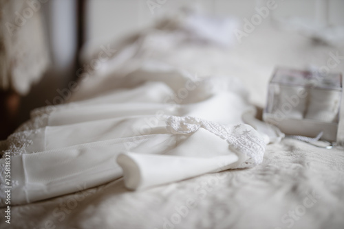 białe ubranie na chrzest święty dla dziewczynki 
