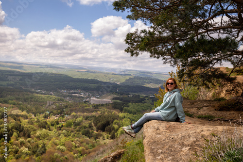 Obraz na płótnie Woman on a mountain cliff w salonie