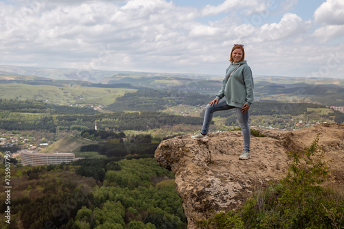 Obraz na płótnie Woman on a mountain cliff w salonie
