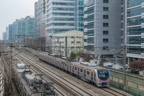 ソウル市内の複々線を走る通勤型電車