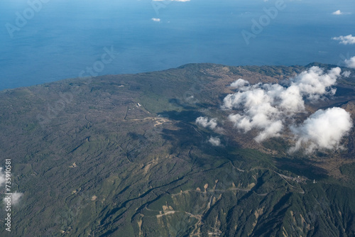 伊豆大島の三原山を上空から眺める