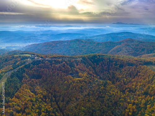 Lot nad Jaworzyną Krynicką jesienią. Piękny krajobraz.