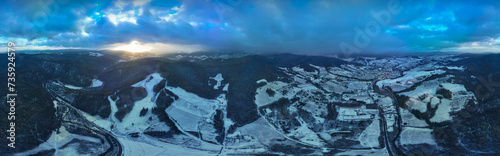 Fototapeta Naklejka Na Ścianę i Meble -  Lot nad Tyliczem o zachodzie słońca zimą. Zimowy krajobraz.