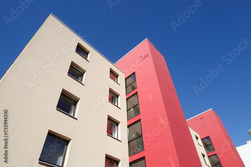 Modernes, rot-weisses Wohngebäude im Frühling, Findorff, Bremen, Deutschland