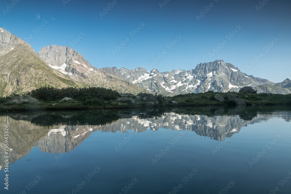 Bivouac au Lac Bleu en été , dans le Valgaudemar , vue sur le Sirac et Pic Jocelme , Massif des Ecrins , Hautes-Alpes , France
