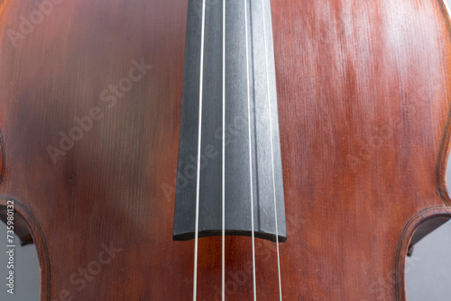 Gebrauchts , verstaubtes Cello, Detail: Griffbrett mit Saiten