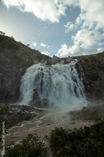 Crecida de ríos. agua baja por la montaña. Fuerza de la naturaleza. desborde de ríos. Represas de agua.  photo