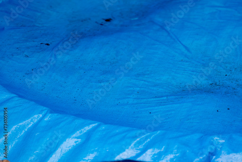 雨水がたまった屋外の青色の防水シート © 木村 亨
