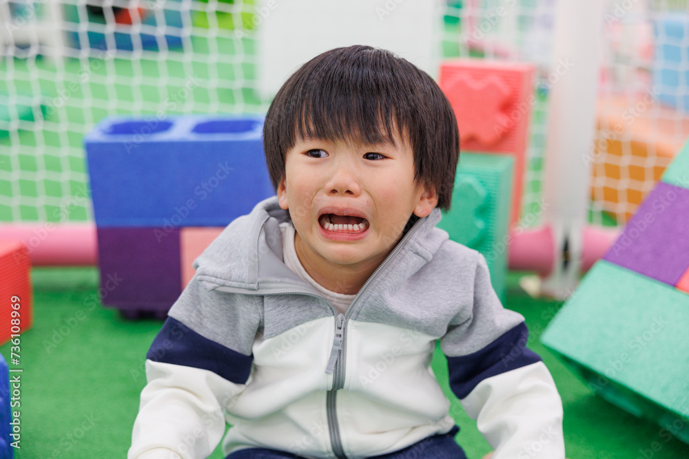 イヤイヤ期で泣いている子供 イヤイヤ期で泣いている子供