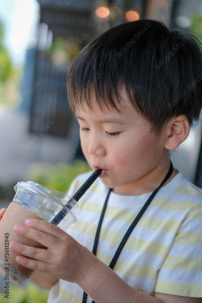ジュースを飲む男の子 ジュースを飲む男の子