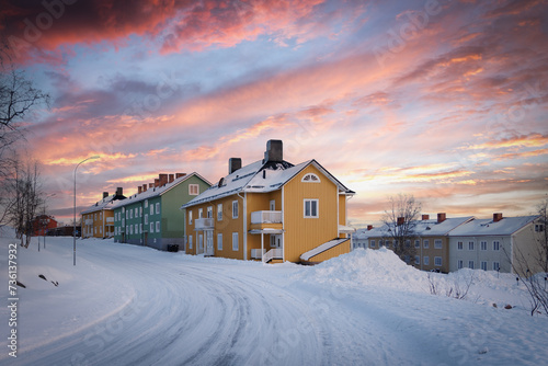 Vue typique de maisons et d'immeubles  suédois sous la neige en hiver à Kiruna en Suède Laponie