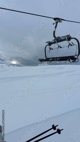 Paysage enneigé en station de ski 