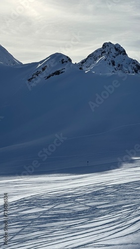 Sommet enneigés sous plusieurs mètres de neige en France 