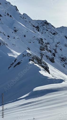 Sommet enneigés sous plusieurs mètres de neige en France 