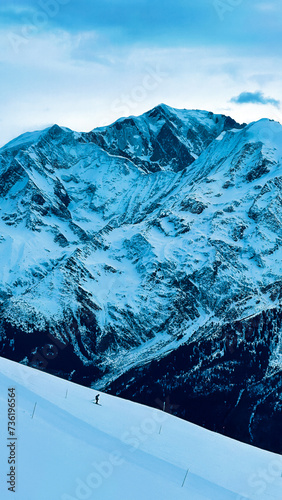 Paysage hivernale au ski, avec la chaine montagneuse du mont-blanc