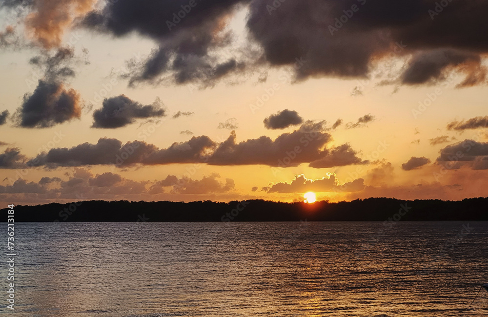 Pôr do sol no Rio Paraíba, localizado na Praia do Jacaré no estado da Paraíba, Brasil.