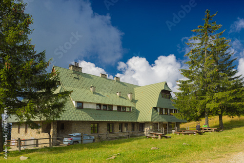 Fototapeta Naklejka Na Ścianę i Meble -  Schronisko PTTK na Przehybie i okolice. Widok na budynek i okolicę.