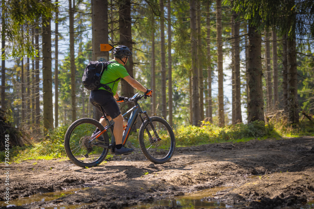 Okolice schroniska na Przehybie w Paśmie Radziejowej. Rowerzysta na szlaku. Okolice schroniska na Przehybie w Paśmie Radziejowej. Rowerzysta na szlaku.