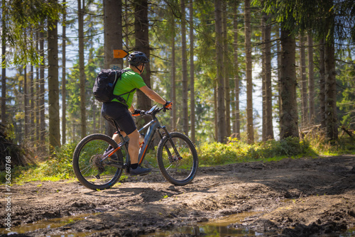 Okolice schroniska na Przehybie w Paśmie Radziejowej. Rowerzysta na szlaku.